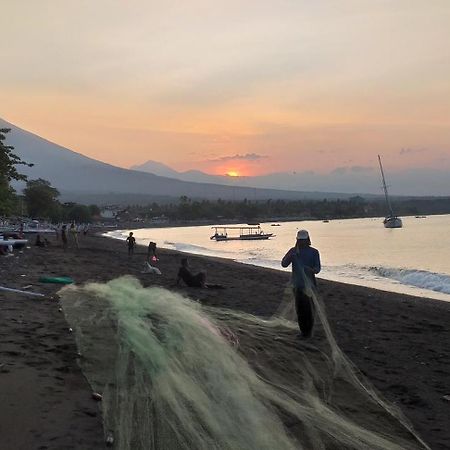 Amed Sari Beach Guesthouse Eksteriør bilde