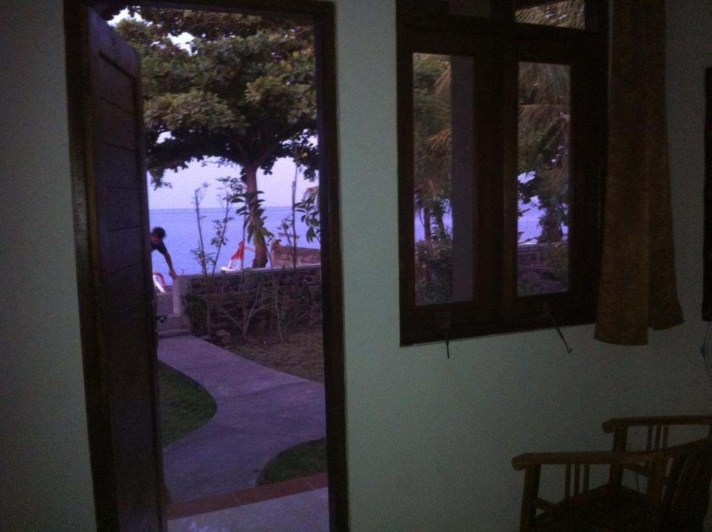 Amed Sari Beach Guesthouse Rom bilde
