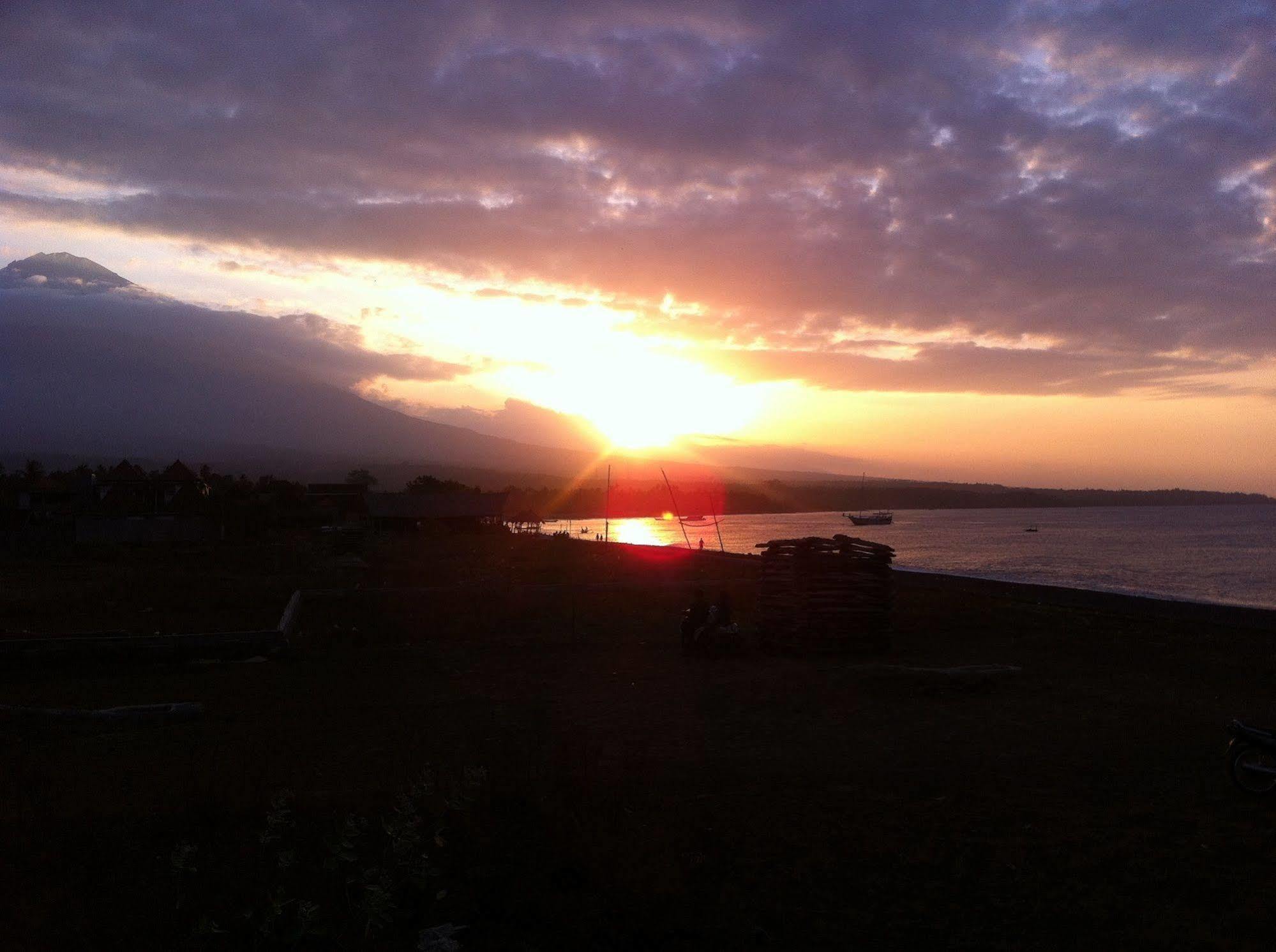 Amed Sari Beach Guesthouse Eksteriør bilde